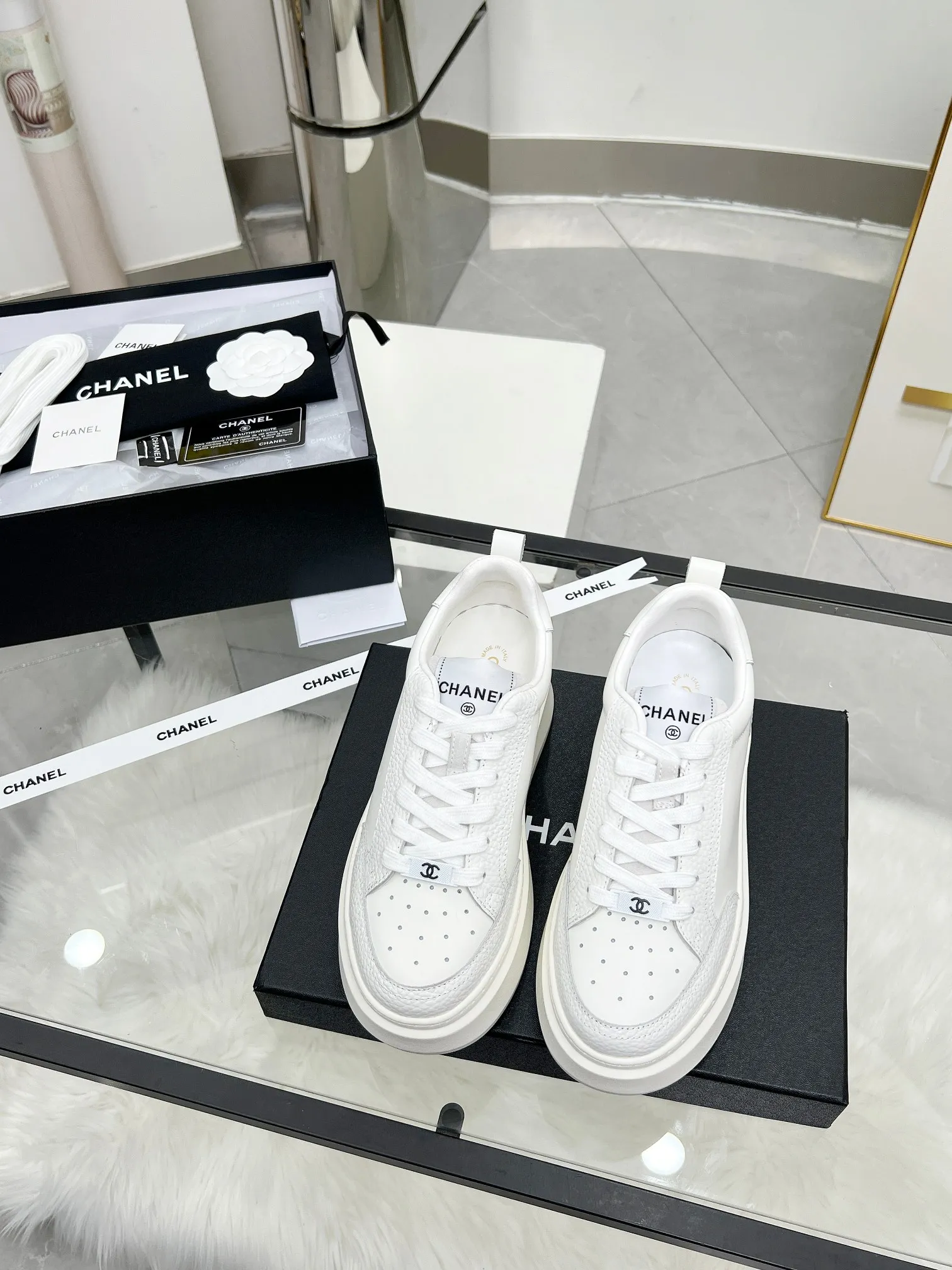👟👟Ex-factory price 540👟👟 CHANEL 25C spring and summer new sports shoes official website is available at the same time ❤️ Counter out-of-stock kings. Major bloggers are recommending new styles on social days. This season’s new styles are simply eye-catching and look great on the feet. The casual casual sports style is refreshing and natural, interpreting Chanel’s fashionable femininity. The overall customization makes all sports shoes on the market at that time obsolete. This series is now available for sale! The upper is made of custom imported pebbled calf leather ➕ custom frosted calf leather. The lining is made of original one-to-one professionally customized mesh. Hardware accessories. Original full set of molds (not common in the market). Original custom molded TPU combination outsole. Height 4 cm. Women's size 35-39.